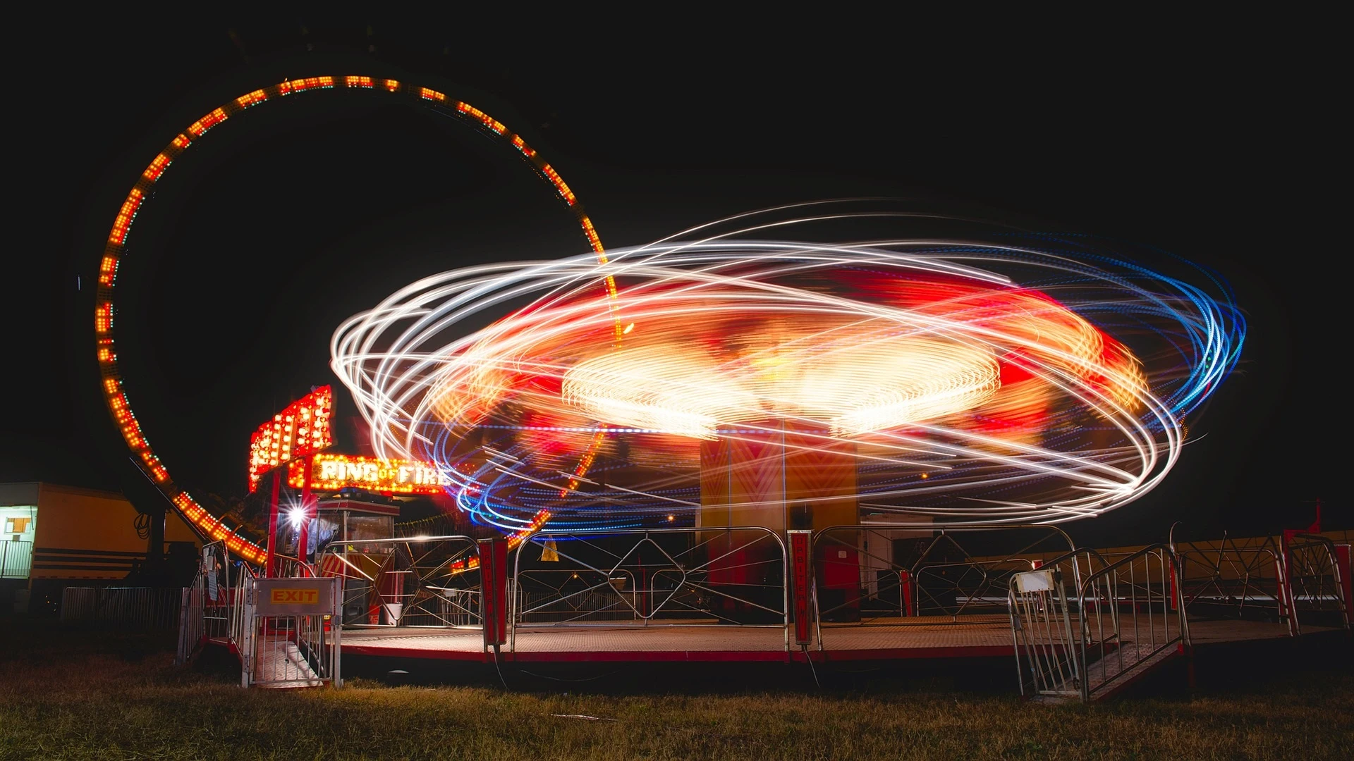 Imagen de archivo de atracciones en una feria