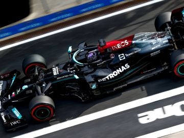 Lewis Hamilton saldrá desde el fondo en Turquía