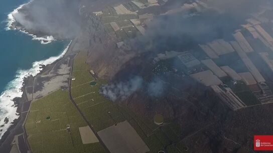 Una nueva lengua de lava avanza hacia el mar en La Palma