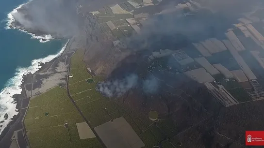 Una nueva lengua de lava avanza hacia el mar en La Palma Una nueva lengua de lava avanza hacia el mar en La Palma