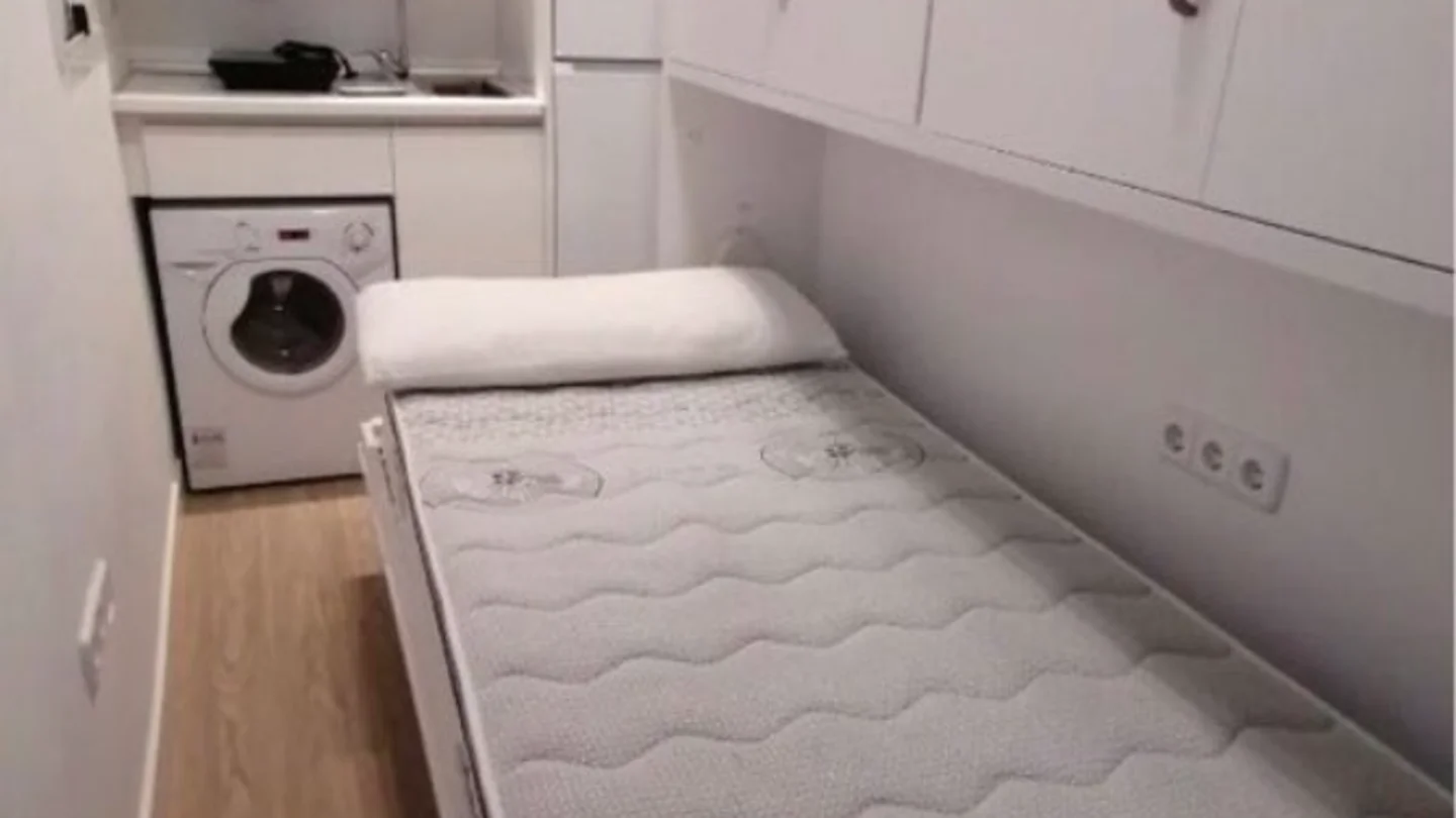 El último e indignante ‘habitáculo’ de Idealista: ¿quién no quiere dormir con una lavadora centrifugando junto a la cama? Pensamientos en remojo