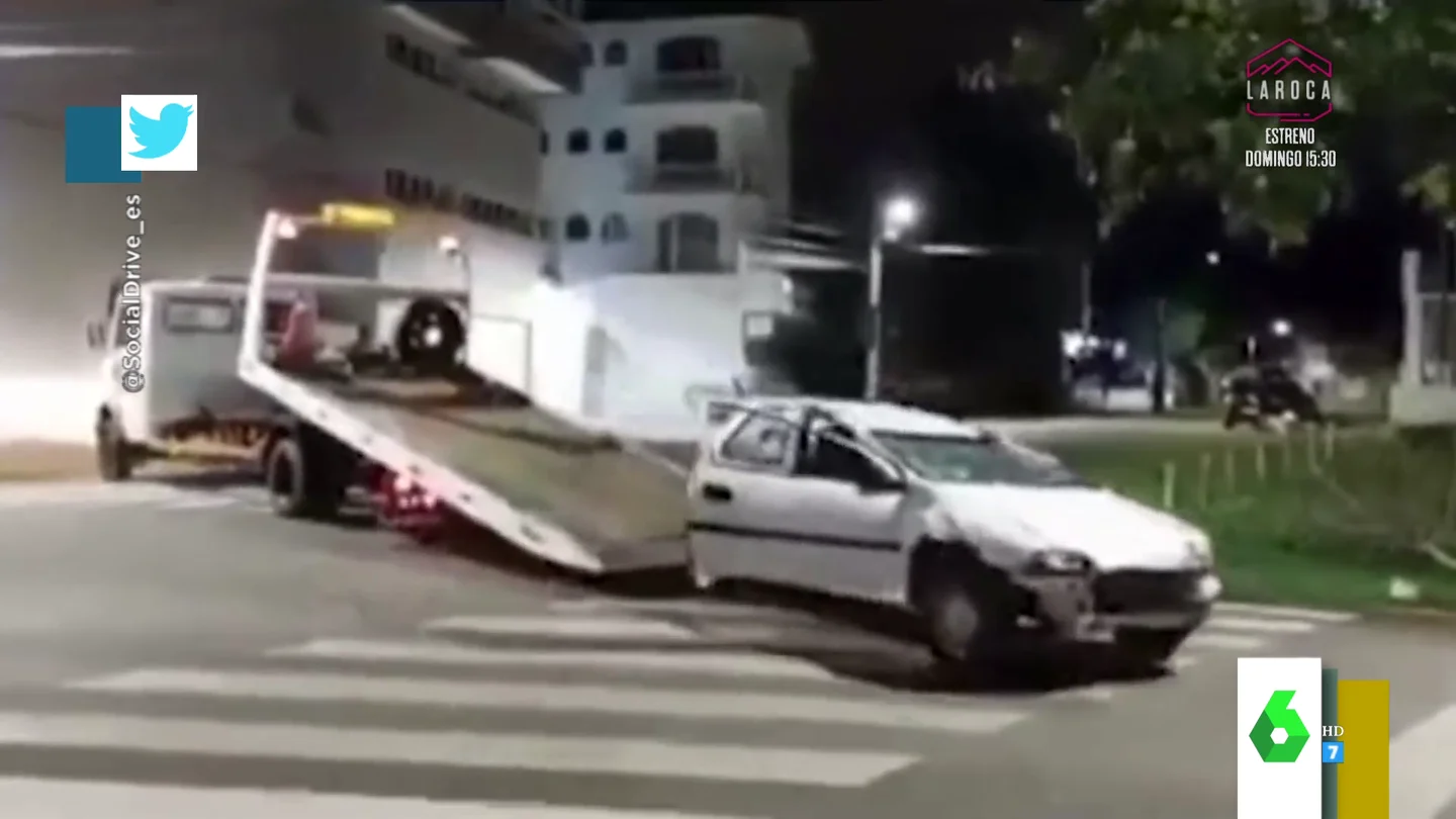 Un coche saliendo de una grúa Un coche saliendo de una grúa