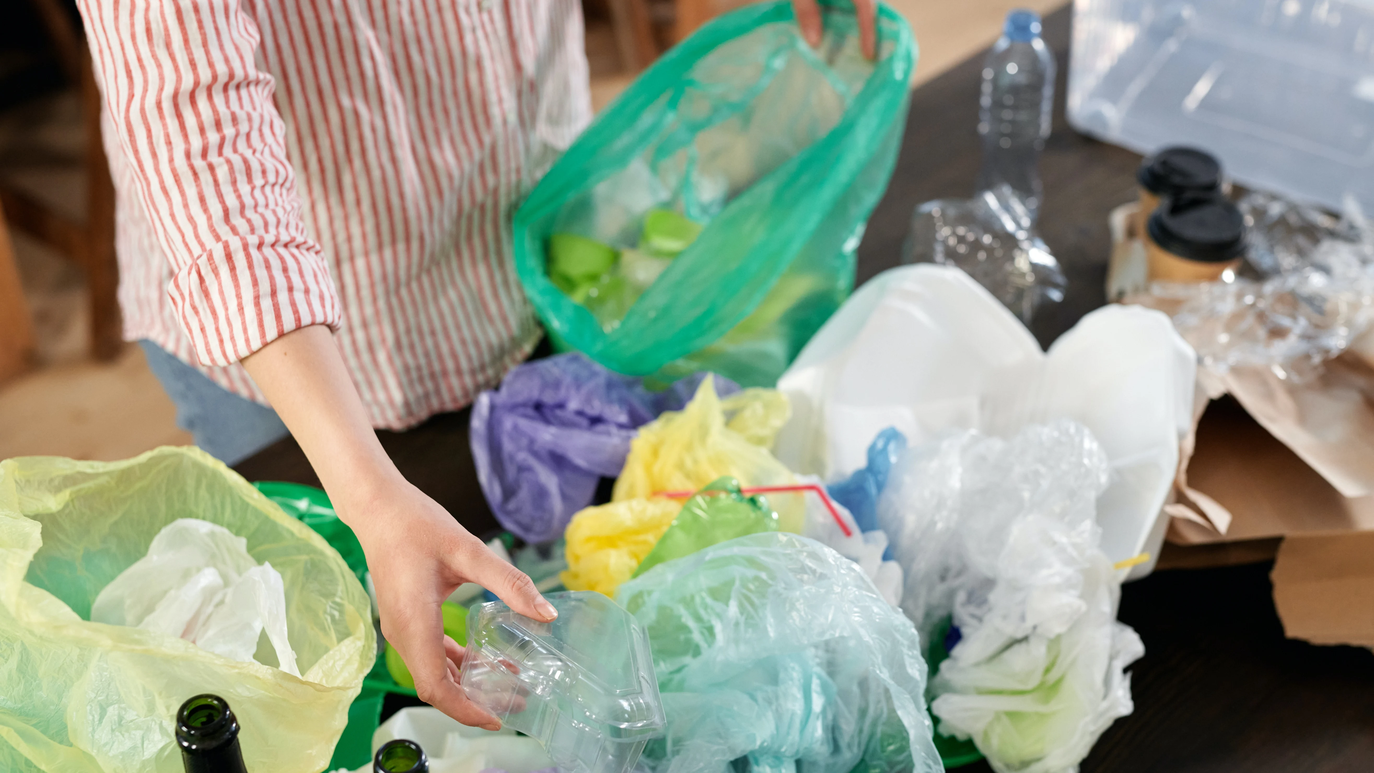 Lo que no ves cuando reciclas: qué hay detrás del gesto más sencillo para ayudar al planeta