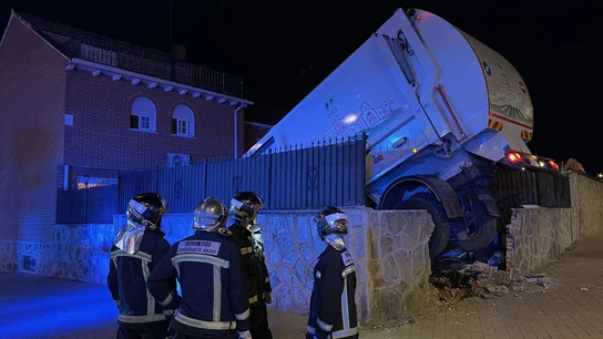 Un camión de la basura se estrella contra una vivienda en Parla (Madrid) Un camión de la basura se estrella contra una vivienda en Parla (Madrid)