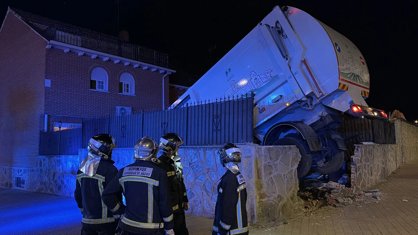Un camión de la basura se estrella contra una vivienda en Parla (Madrid) Un camión de la basura se estrella contra una vivienda en Parla (Madrid)
