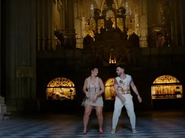 Nathy Peluso y C.Tangana bailando durante el videoclip de &#39;Ateo&#39; en la catedral de Toledo