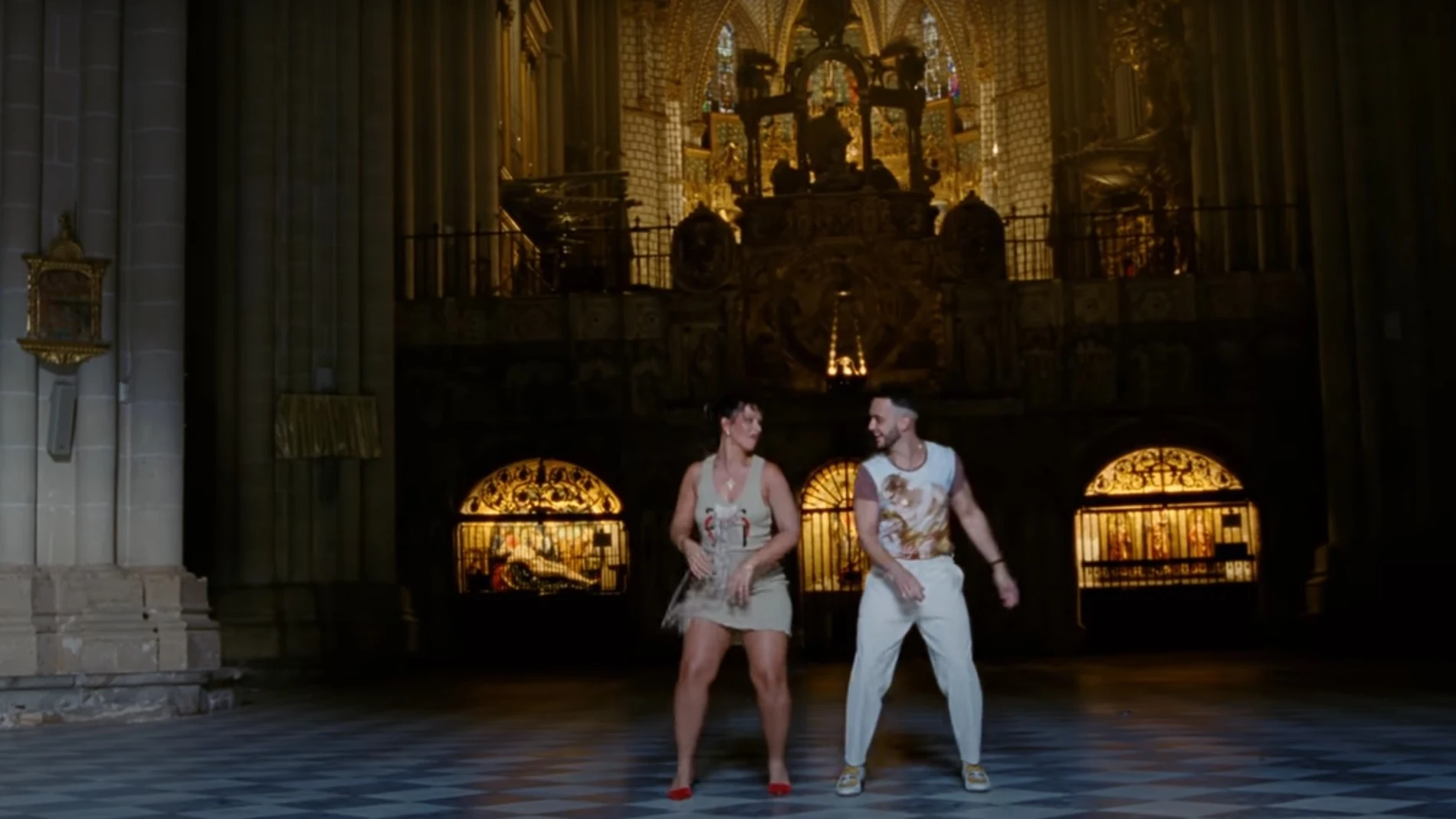 Nathy Peluso y C.Tangana bailando durante el videoclip de 'Ateo' en la catedral de Toledo