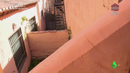 La tensión de un reportero de Equipo de Investigación tras ver caer las cornisas de un edificio destrozado por los terremotos en Almuñecar: "¡Vámonos de aquí!" La tensión de un reportero de Equipo de Investigación tras ver caer las cornisas de un edificio destrozado por los terremotos en Almuñecar: "¡Vámonos de aquí!"