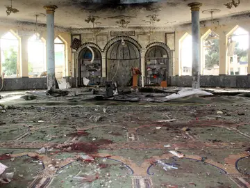 La mezquita que sufrió el atentado en Kunduz, tras el ataque
