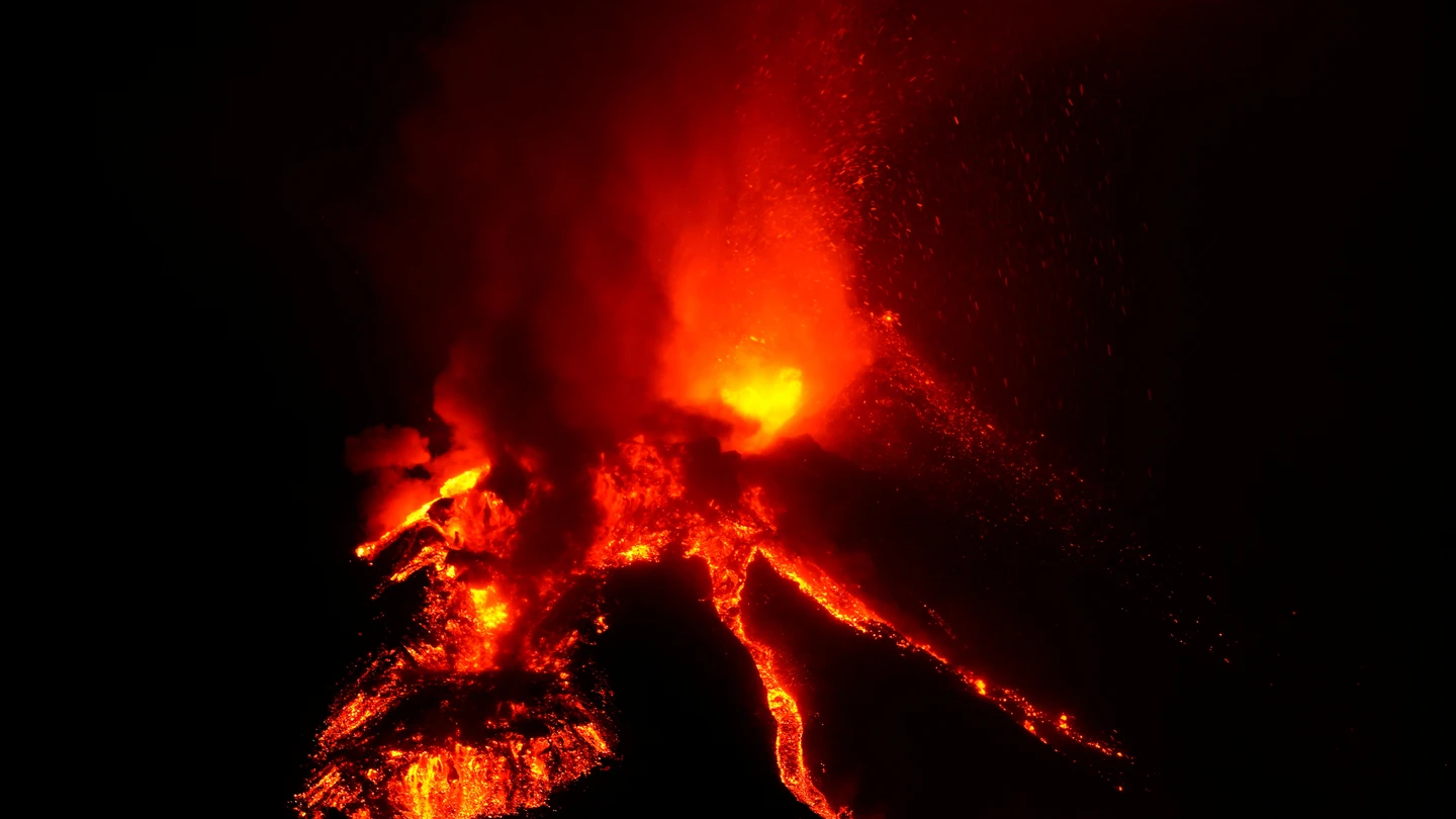 El volcán de La Palma mantiene su actividad en plena noche El volcán de La Palma mantiene su actividad en plena noche