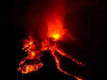 El volcán de La Palma mantiene su actividad en plena noche