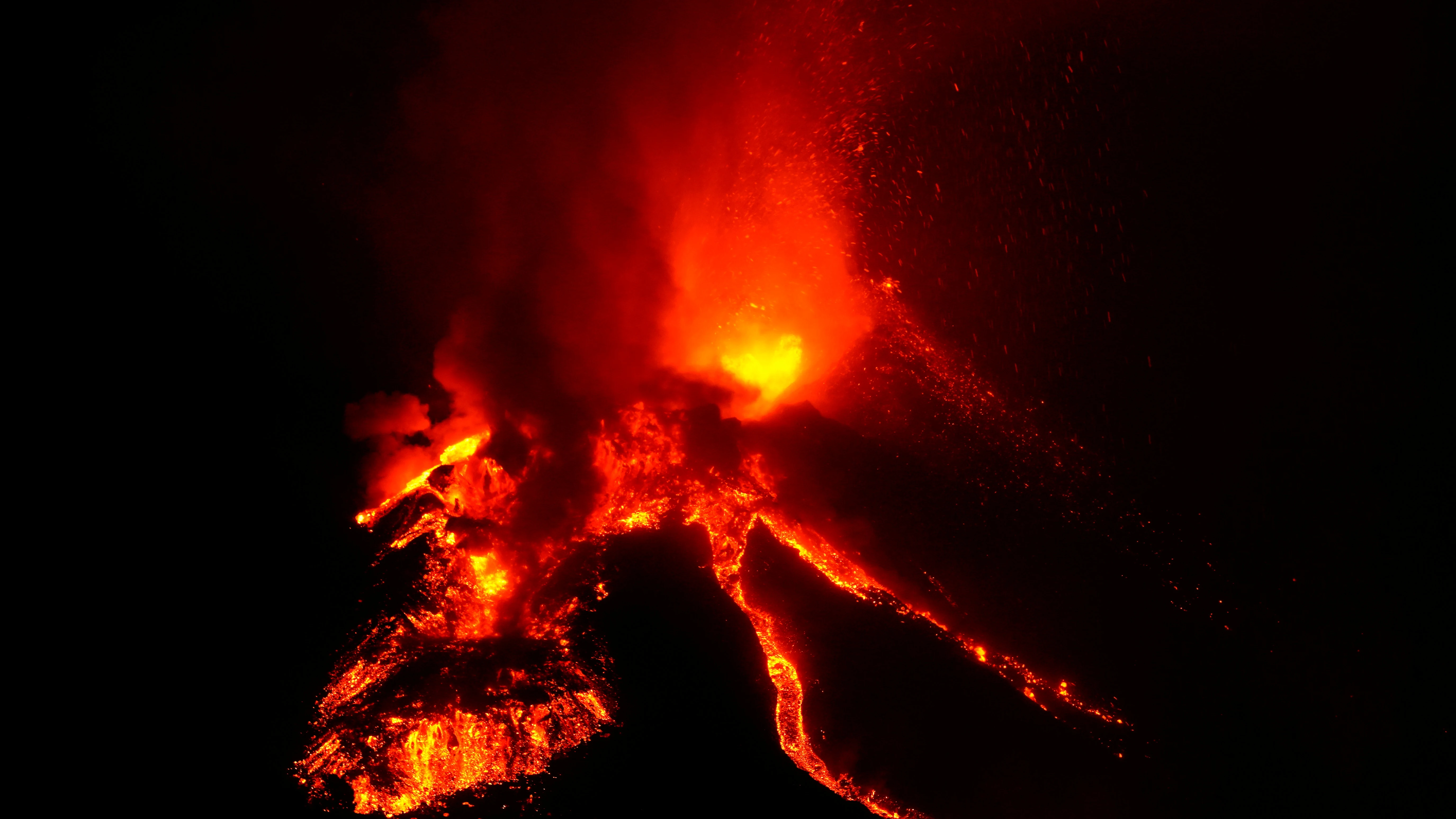 El volcán de La Palma mantiene su actividad en plena noche