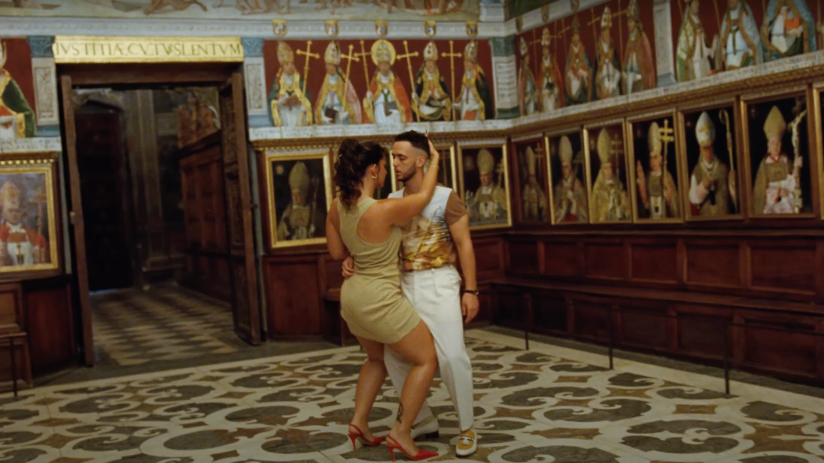 Nathy Peluso y C. Tangana en el videoclip de 'Ateo'