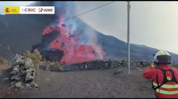 El vídeo del impactante derrame de lava tras colapsar el flanco norte del volcán de la Palma