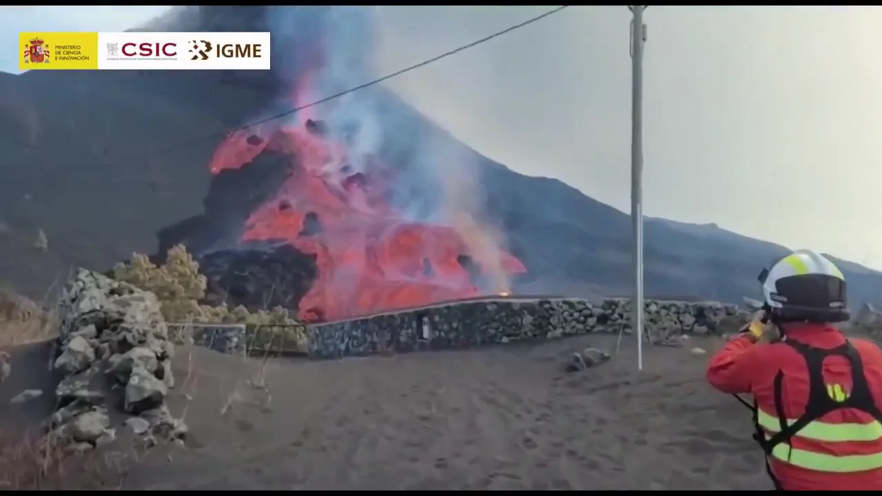 El vídeo del impactante derrame de lava tras colapsar el flanco norte del volcán de la Palma