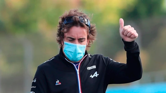 Fernando Alonso hace un gesto de aprobación Fernando Alonso hace un gesto de aprobación