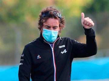 Fernando Alonso hace un gesto de aprobación