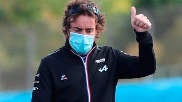 Fernando Alonso hace un gesto de aprobación