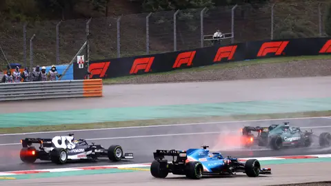 Fernando Alonso trompeaba en la curva 1 Fernando Alonso trompeaba en la curva 1