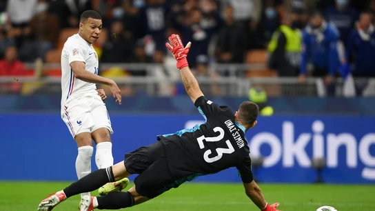 Mbappé bate a Unai Simón Mbappé bate a Unai Simón