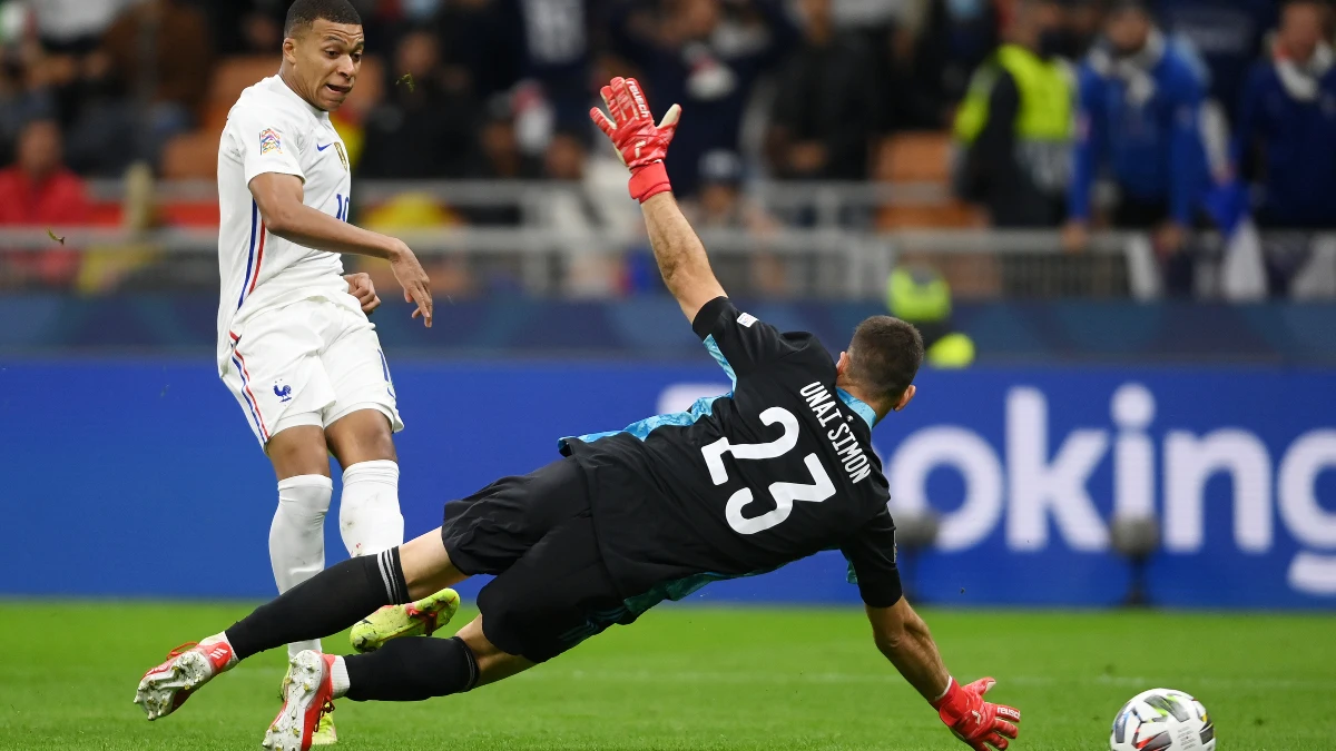 Mbappé bate a Unai Simón