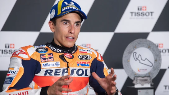 Márquez, con el trofeo de subcampeón del GP de Aragón Márquez, con el trofeo de subcampeón del GP de Aragón