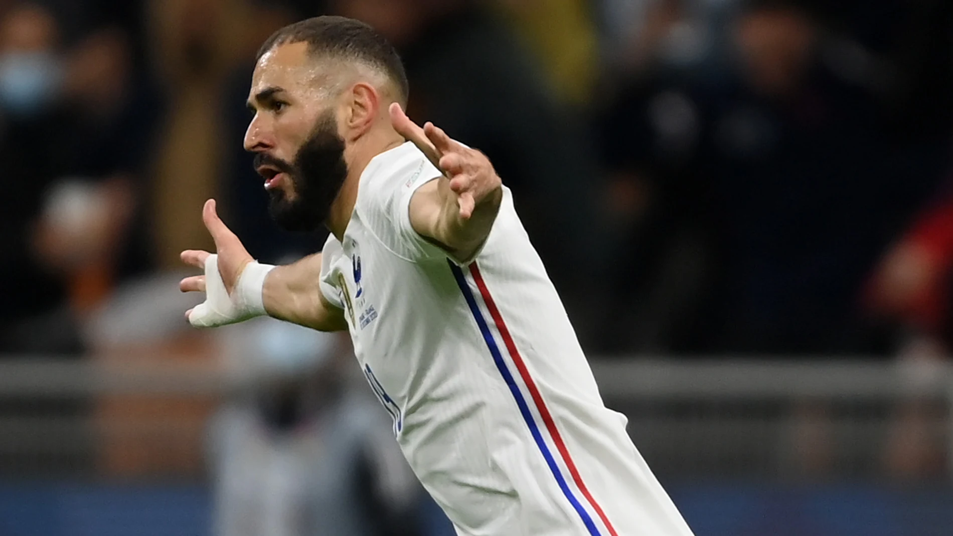 Karim Benzema celebra un gol con Francia