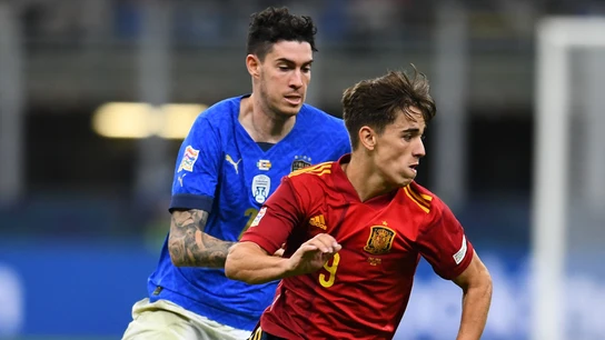 Gavi, en una acción ante Italia Gavi, en una acción ante Italia