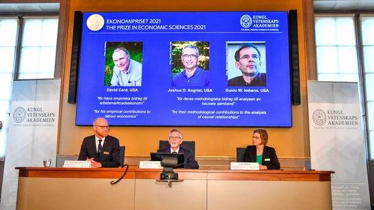 Miembros de la Real Academia Sueca de Ciencias, anuncian el Premio Sveriges Riksbank de Ciencias Económicas en memoria de Alfred Nobel Miembros de la Real Academia Sueca de Ciencias, anuncian el Premio Sveriges Riksbank de Ciencias Económicas en memoria de Alfred Nobel