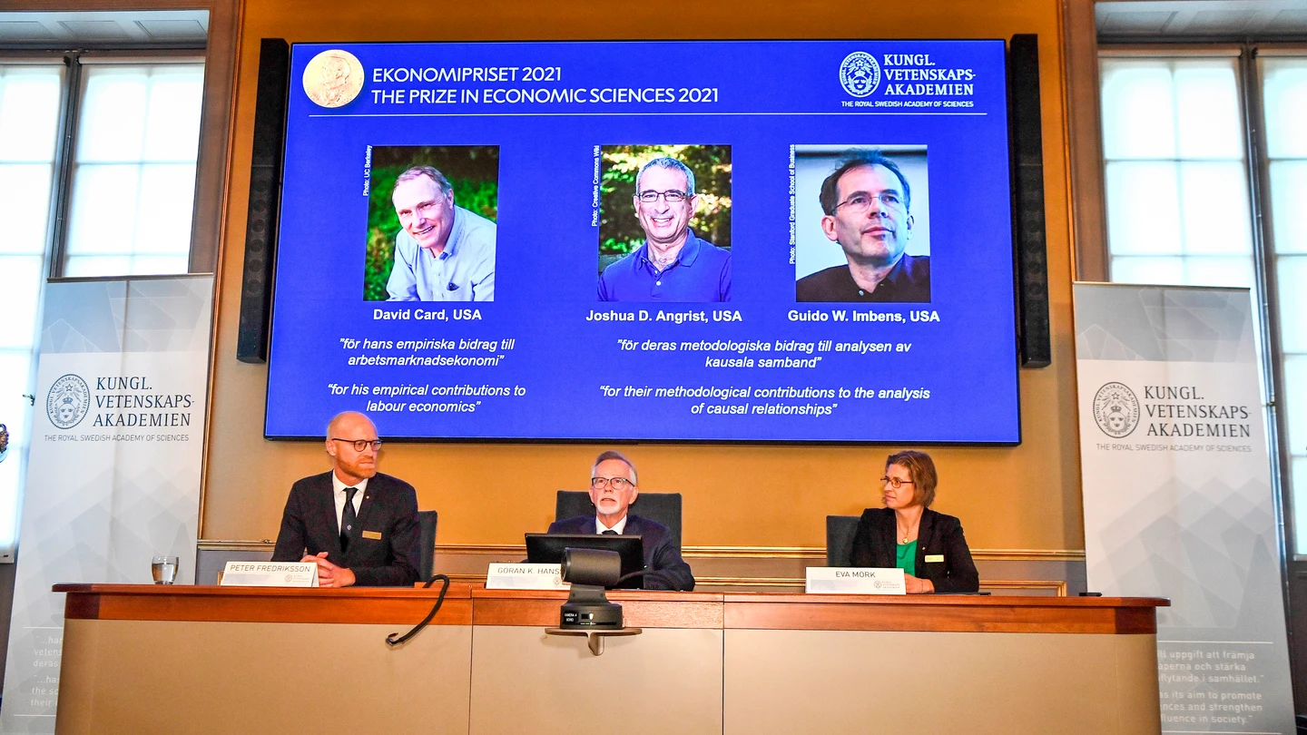 Miembros de la Real Academia Sueca de Ciencias, anuncian el Premio Sveriges Riksbank de Ciencias Económicas en memoria de Alfred Nobel Miembros de la Real Academia Sueca de Ciencias, anuncian el Premio Sveriges Riksbank de Ciencias Económicas en memoria de Alfred Nobel