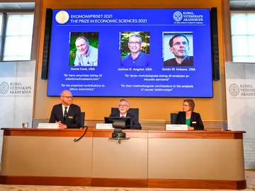 Miembros de la Real Academia Sueca de Ciencias, anuncian el Premio Sveriges Riksbank de Ciencias Económicas en memoria de Alfred Nobel