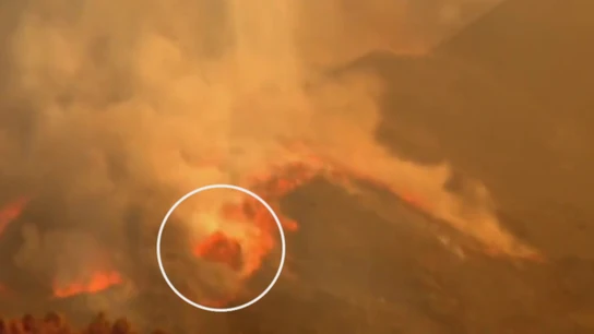 El volcán sigue rugiendo con fuerza: la lava arrastra rocas del tamaño de una vivienda tras la rotura del cono El volcán sigue rugiendo con fuerza: la lava arrastra rocas del tamaño de una vivienda tras la rotura del cono