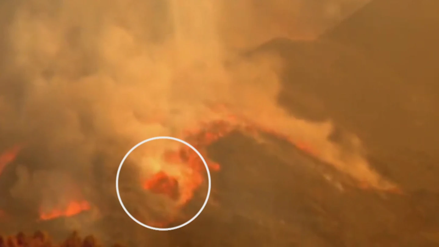 El volcán sigue rugiendo con fuerza: la lava arrastra rocas del tamaño de una vivienda tras la rotura del cono El volcán sigue rugiendo con fuerza: la lava arrastra rocas del tamaño de una vivienda tras la rotura del cono