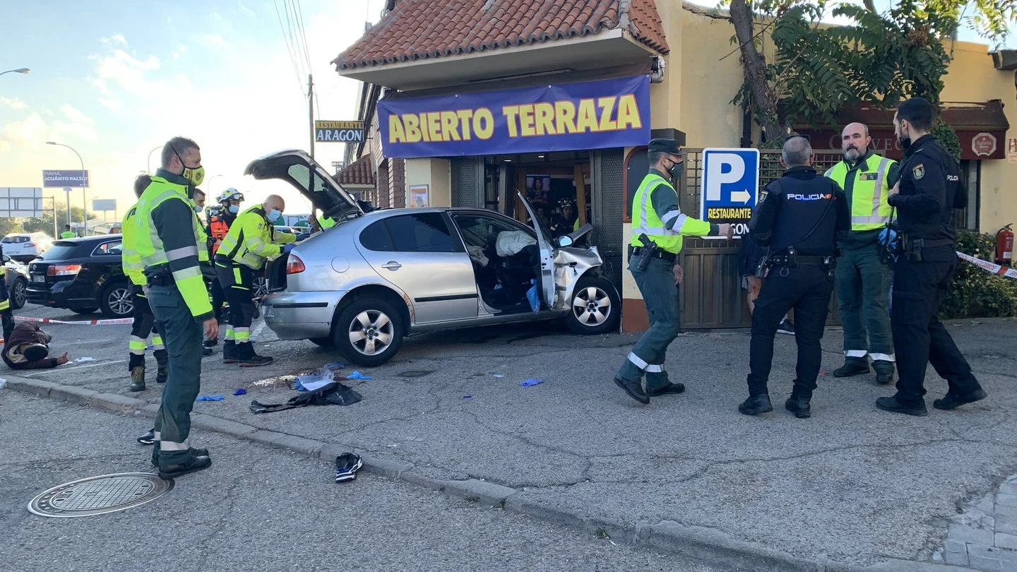 Un vehículo choca contra un restaurante en la A-2, a su paso por el barrio madrileño de Las Rejas, durante una persecución Un vehículo choca contra un restaurante en la A-2, a su paso por el barrio madrileño de Las Rejas, durante una persecución