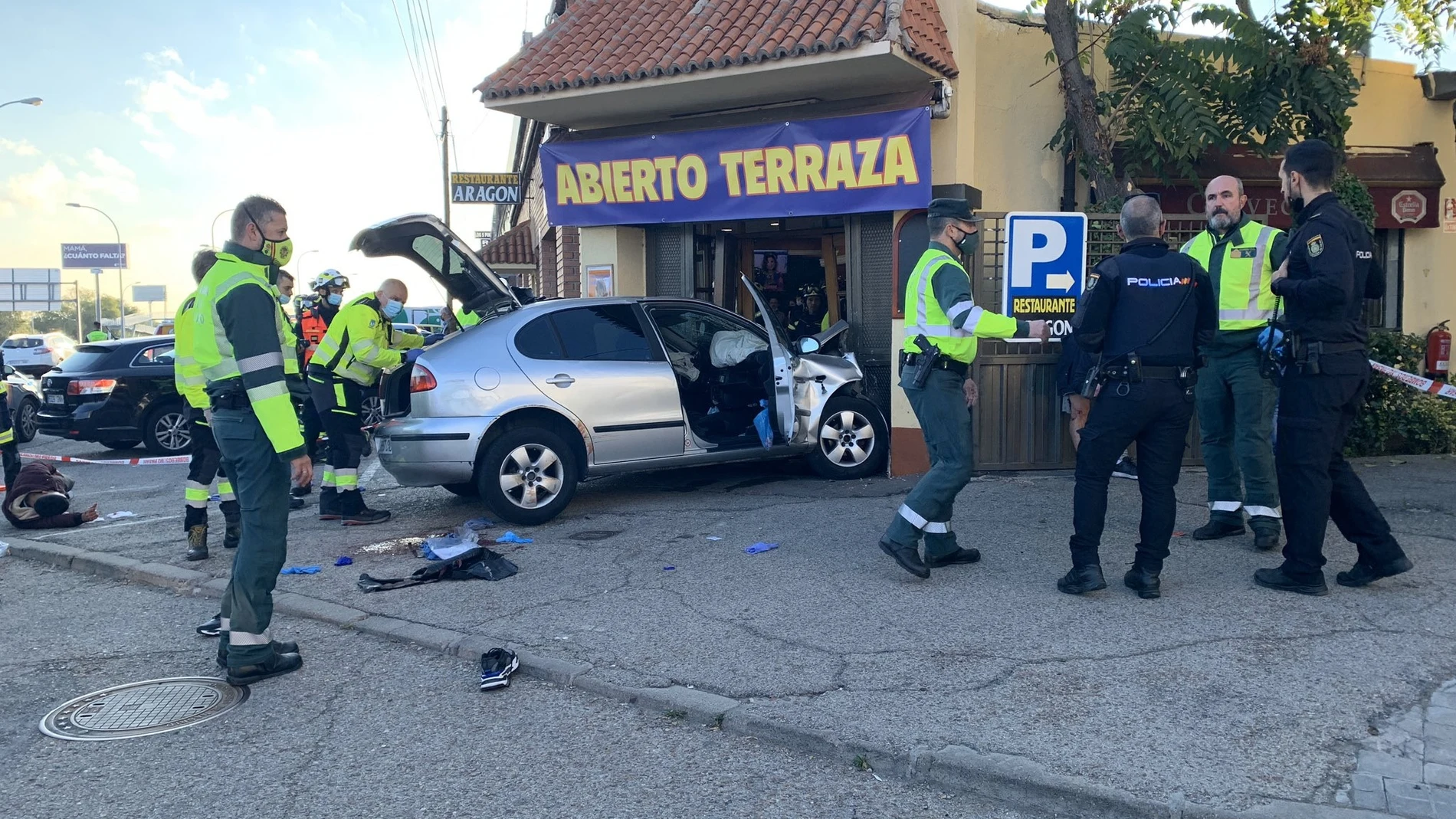 Un vehículo choca contra un restaurante en la A-2, a su paso por el barrio madrileño de Las Rejas, durante una persecución