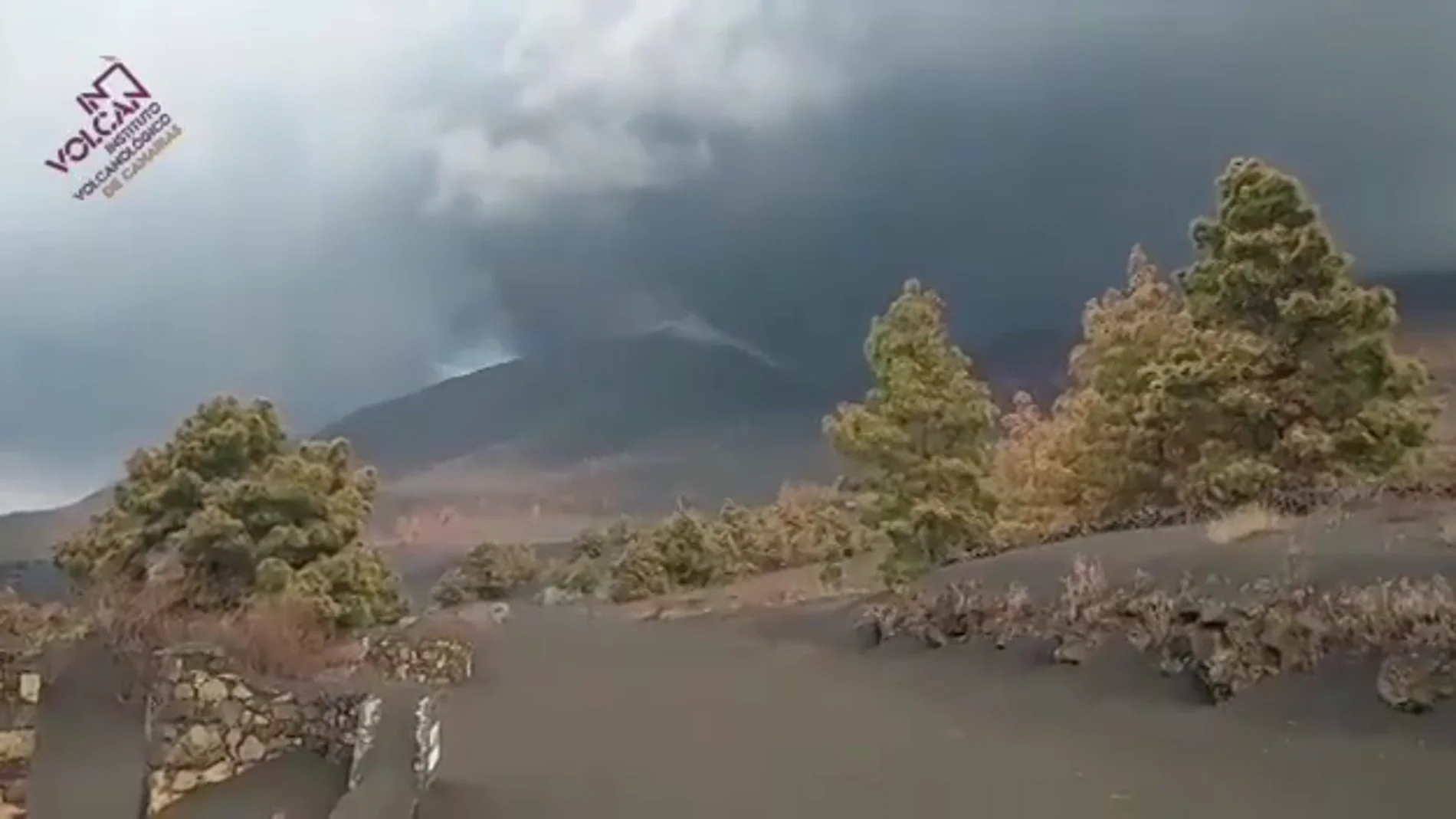 Captan el momento en que un rayo volcánico aparece en el volcán de La Palma