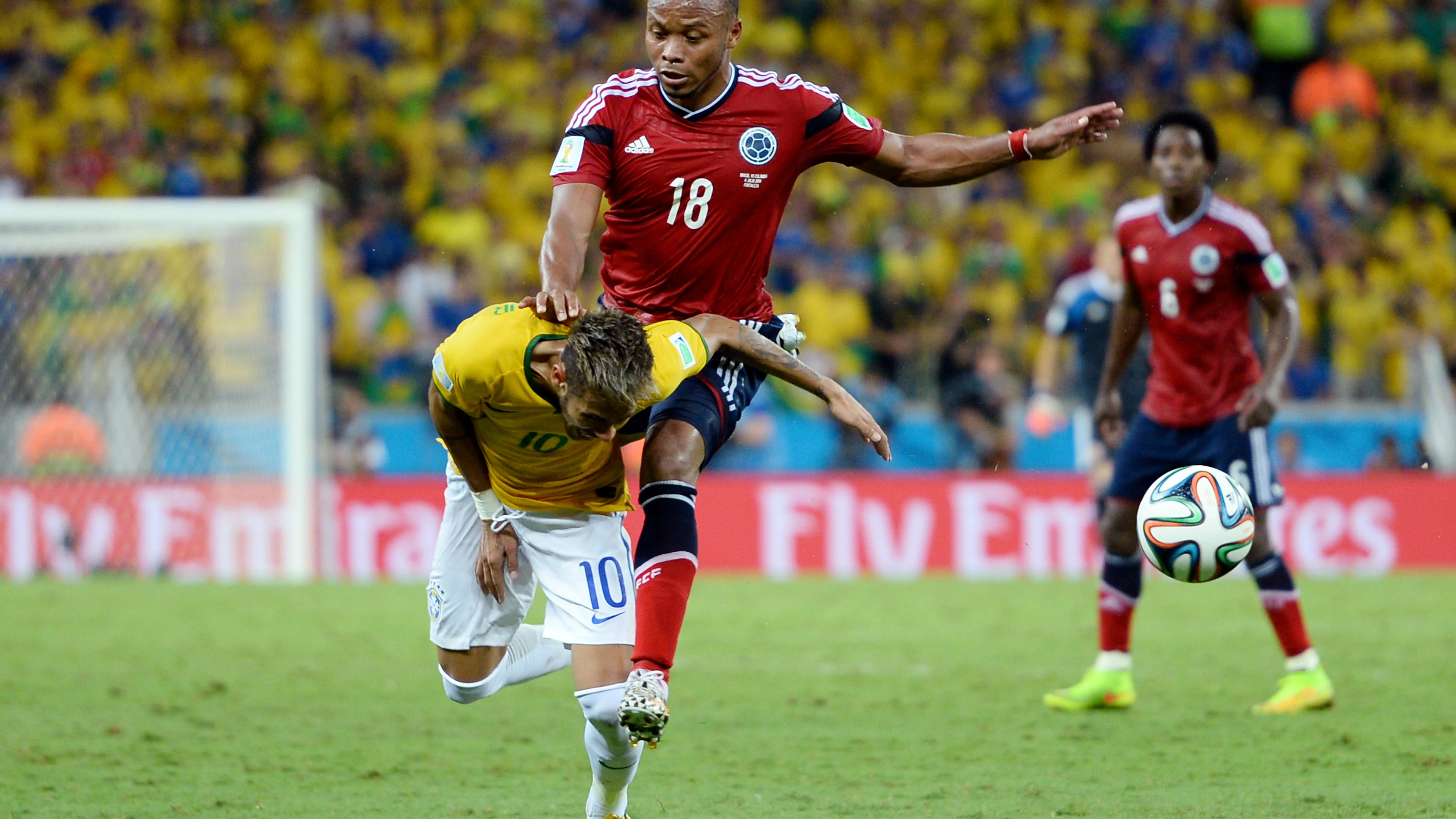 Entrada de Zúñiga a Neymar en el Mundial de Brasil en 2014