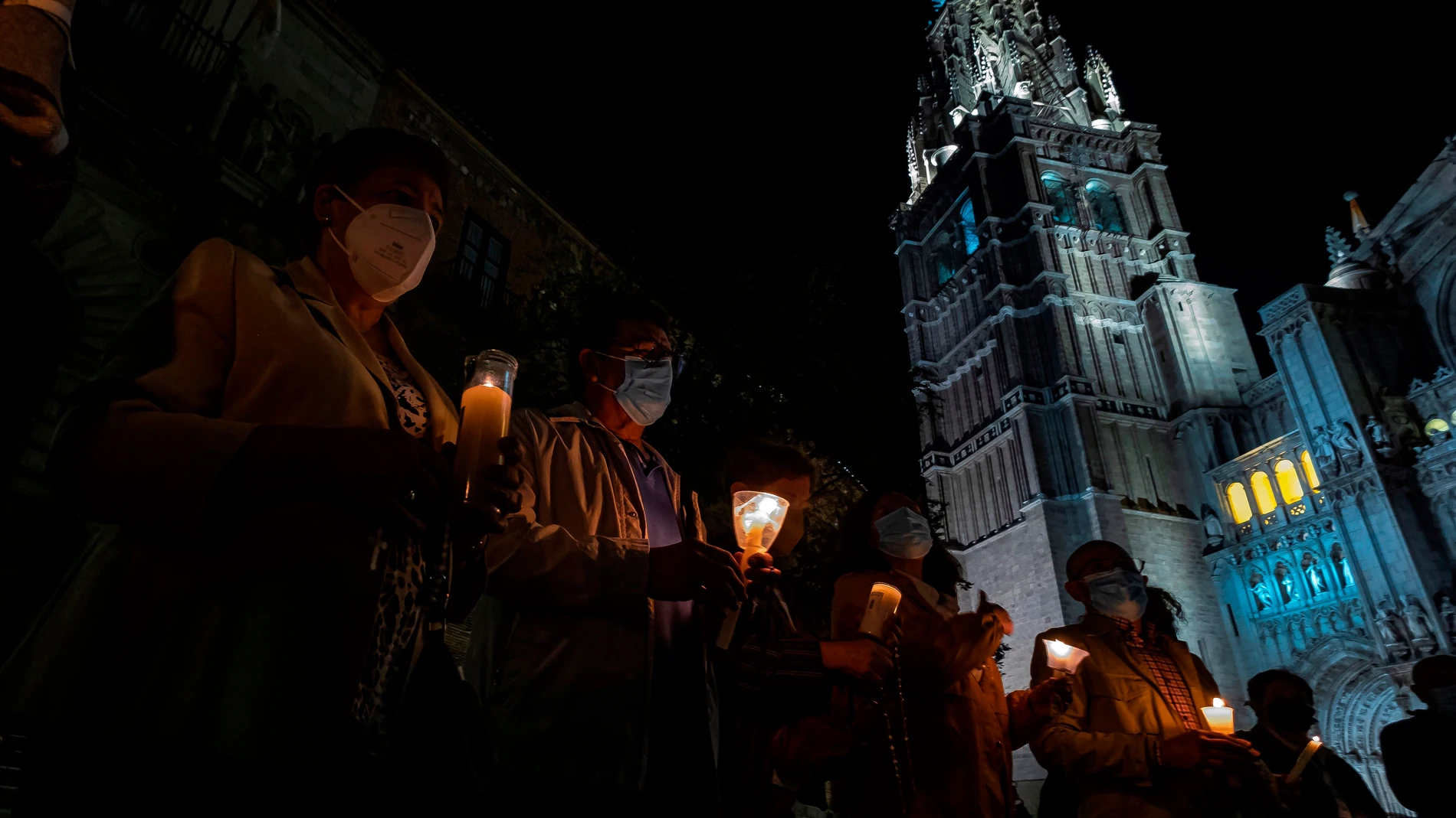 Un grupo de feligreses reza frente a la Catedral Primada de Toledo