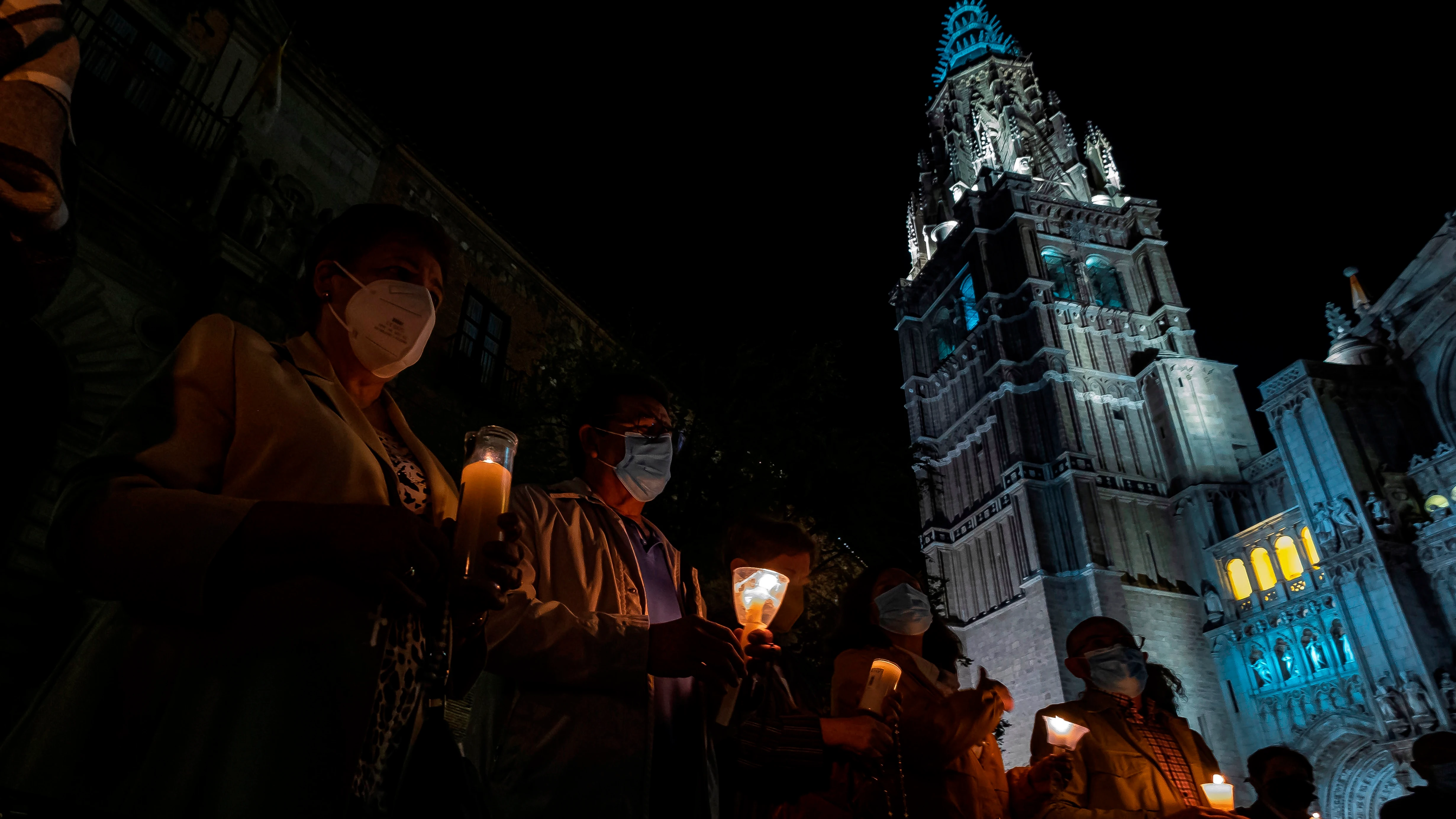 Un grupo de feligreses reza frente a la Catedral Primada de Toledo