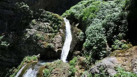 Cascadas en el nacimiento del Río Mundo Cascadas en el nacimiento del Río Mundo