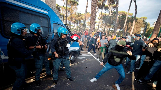 Enfrentamientos con la policía de militantes del movimiento neofascista Forza Nuova. Enfrentamientos con la policía de militantes del movimiento neofascista Forza Nuova.