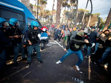 Enfrentamientos con la policía de militantes del movimiento neofascista Forza Nuova.