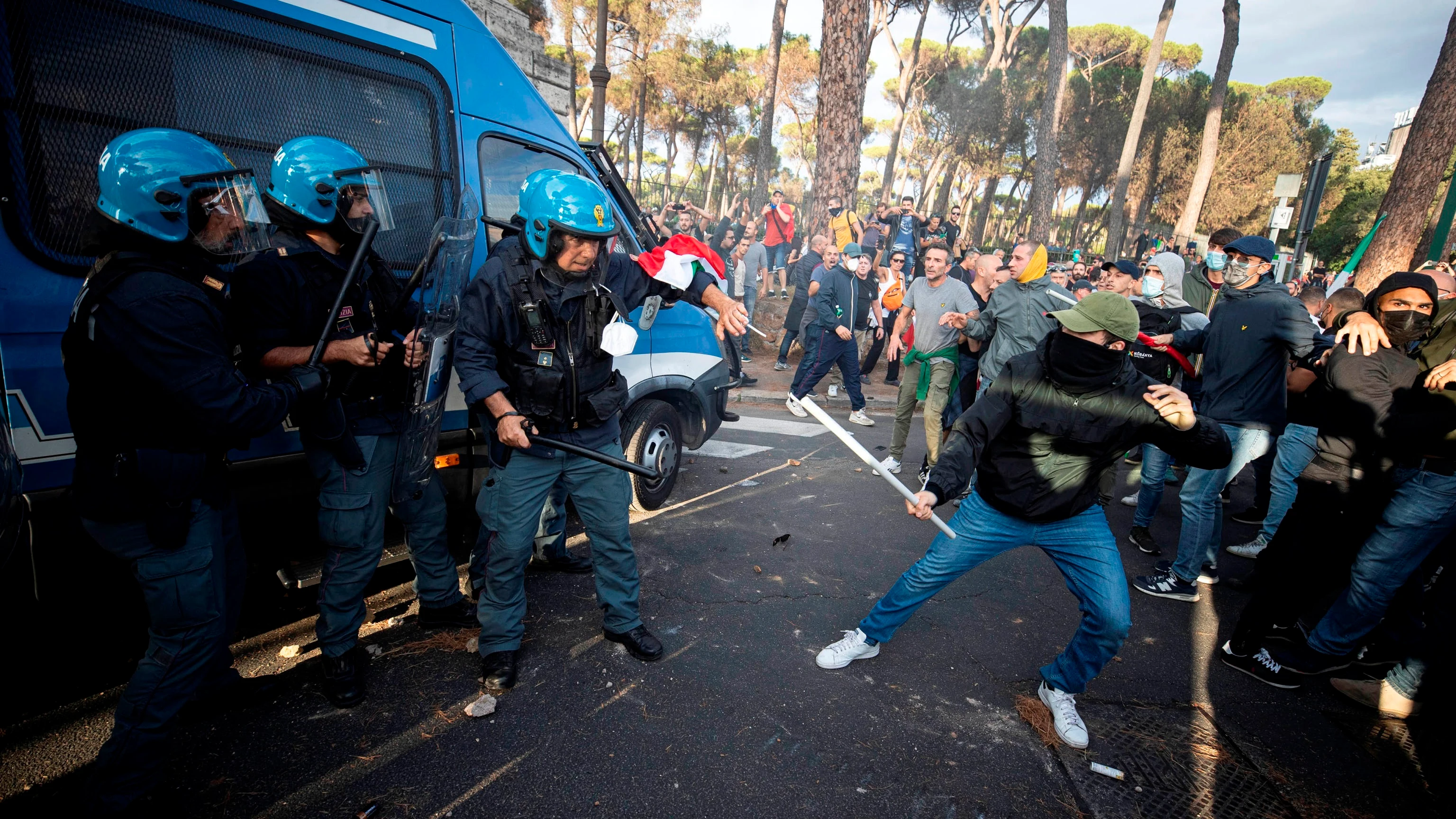 Enfrentamientos con la policía de militantes del movimiento neofascista Forza Nuova.