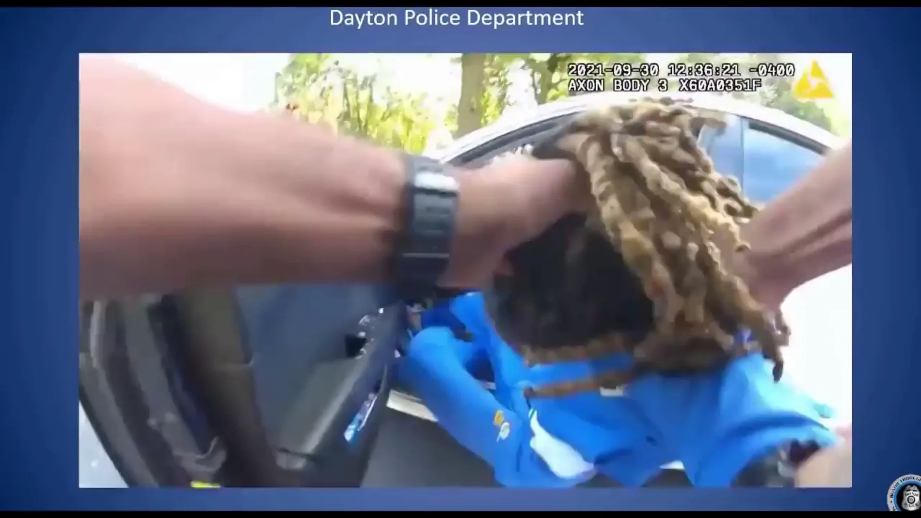 Policías sacan a un hombre de su coche cogido por los pelos después de que les avisase que era parapléjico