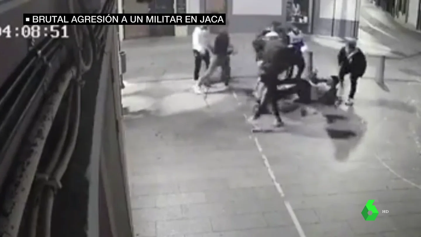 Brutal paliza de ocho jóvenes a un militar fuera de servicio en Jaca, Huesca Brutal paliza de ocho jóvenes a un militar fuera de servicio en Jaca, Huesca