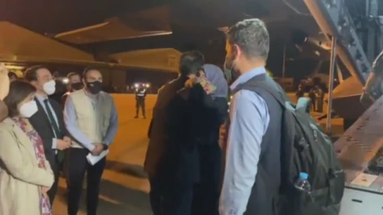 El abrazo entre un padre afgano y su hija al reencontrarse en Barajas: la perdió en Kabul al huir de los talibanes El abrazo entre un padre afgano y su hija al reencontrarse en Barajas: la perdió en Kabul al huir de los talibanes