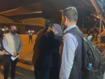 El abrazo entre un padre afgano y su hija al reencontrarse en Barajas: la perdió en Kabul al huir de los talibanes