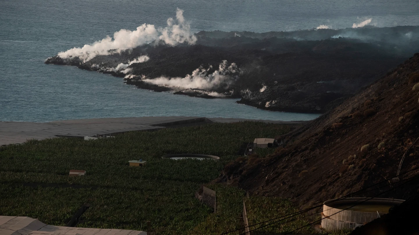 La fajana que se formó tras la caída de lava en el mar La fajana que se formó tras la caída de lava en el mar