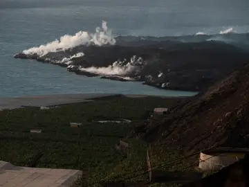 La fajana que se formó tras la caída de lava en el mar