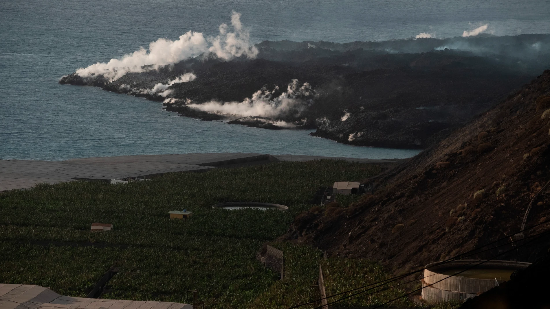 La fajana que se formó tras la caída de lava en el mar